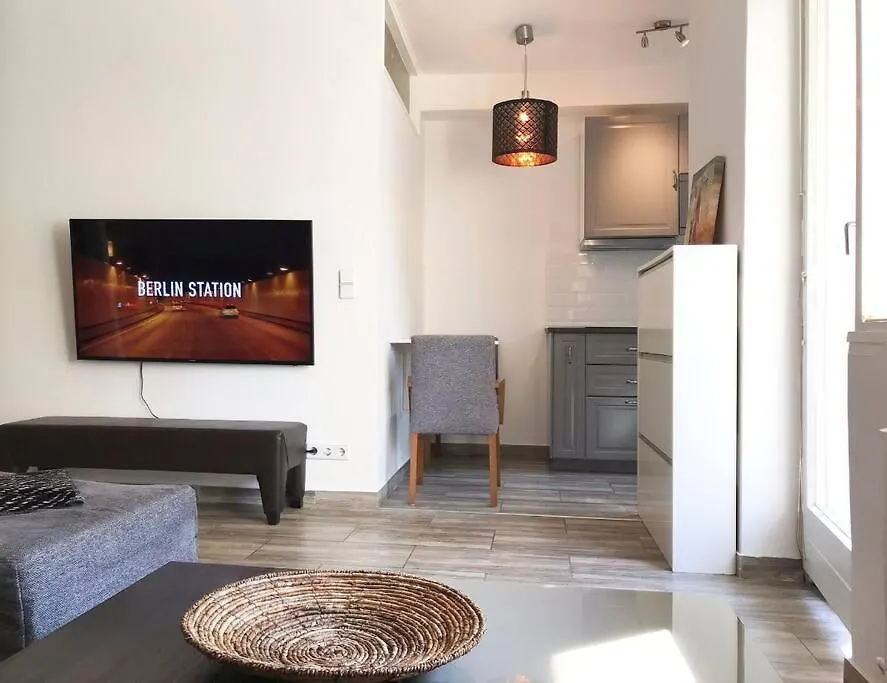 Designer Central Apartment With Parking & Terrace Berlin Almanya